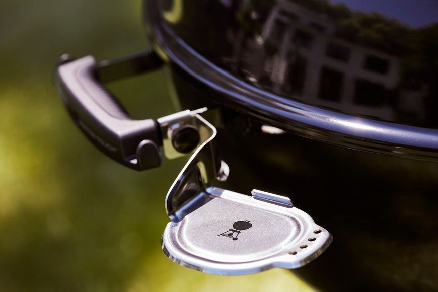 Угольный гриль Weber Master-Touch GBS E-5750 57 см, черный 14701004 фото