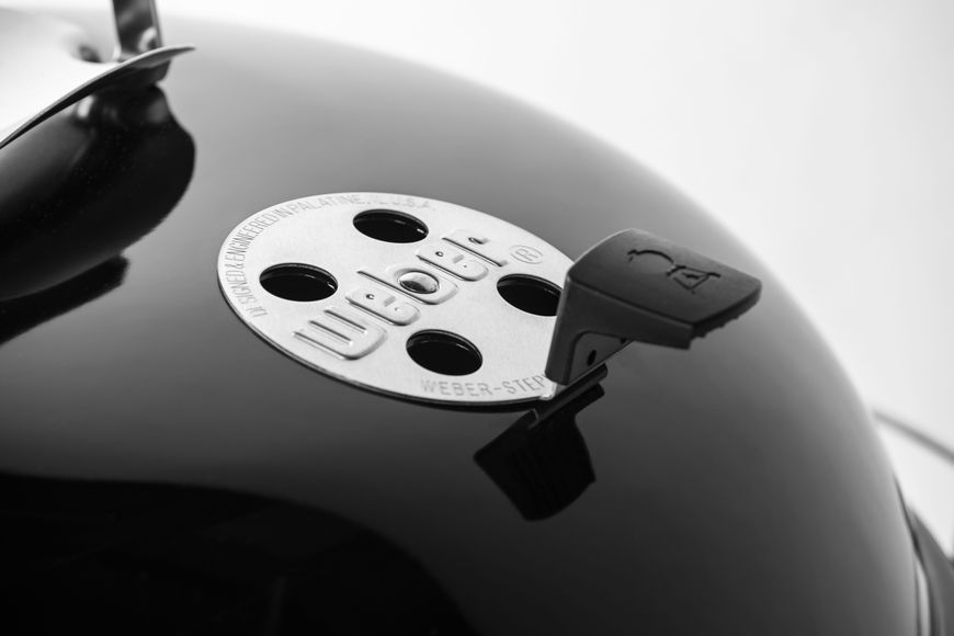 Угольный гриль Weber Master-Touch GBS E-5750 57 см, черный 14701004 фото